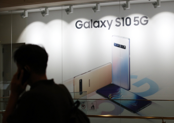 The Galaxy S10 5G is shown in front of Samsung Electronics Co.'s D'light shop in Seoul on June 24, 2019. (Yonhap)