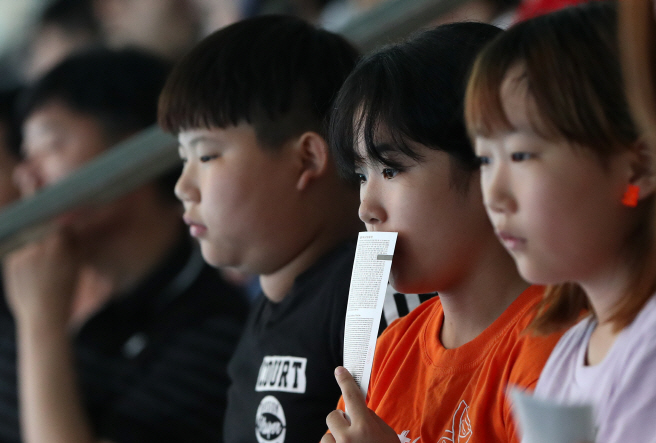 Young fans take in the action in the preliminary of the women's synchronized 3m springboard at the FINA World Championships at Nambu University Municipal Aquatics Center in Gwangju, 330 kilometers south of Seoul, on July 15, 2019. (Yonhap)