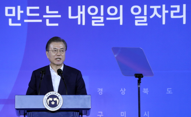 President Moon Jae-in delivers a speech during the signing ceremony for a "win-win" job-creation deal at a convention center in Gumi, North Gyeongsang Province, on July 25, 2019. (Yonhap)