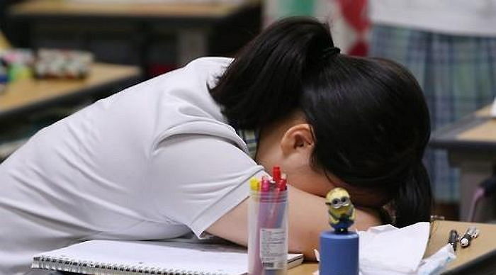 45.6 percent of South Korean adolescents spend more than three hours studying every day. (Yonhap)