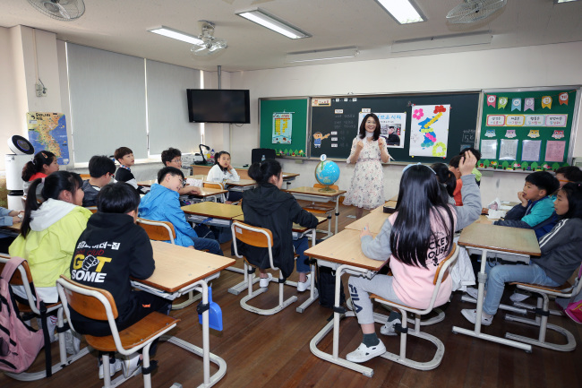 Students learn how to judge fake news by critically accepting media reports or YouTube videos through "the world of media that they enjoy wisely. (Yonhap)