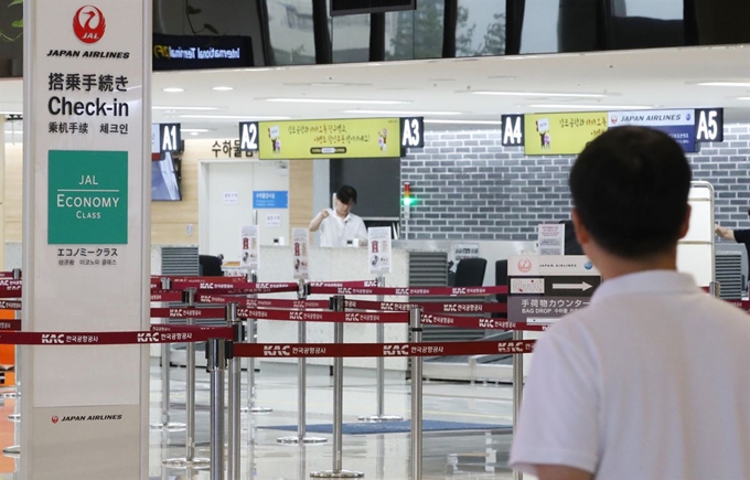 Japan Airlines Co.'s check-in counter at Gimpo International Airport in Seoul on Jul. 21. (Yonhap)