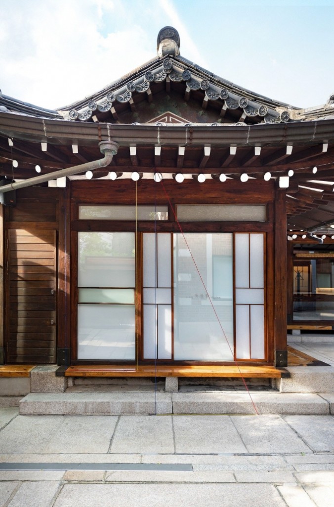 Fred Sandback's yarn sculpture installed over a window of a traditional Korean structure in the backyard of Gallery Hyundai. (image: Gallery Hyundai)