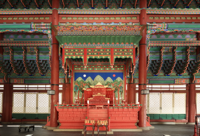 The royal throne in Geunjeongjeon. (image: Cultural Heritage Administration)