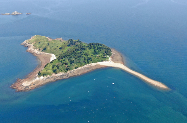 Natural Seawall Reappears at Taean’s Naepasu Island