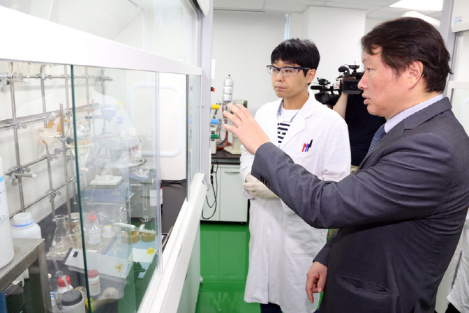 SK Group Chairman Chey Tae-won visiting SK Biopharmaceuticals Co. in Bundang, south of Seoul. (Yonhap)