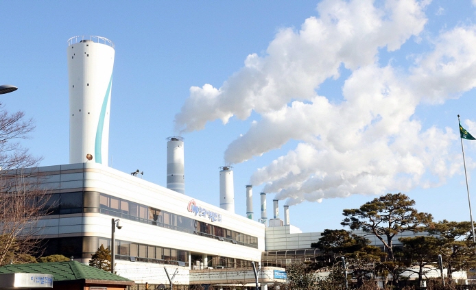 South Korea has been limiting the operations of local coal plants to 80 percent of their capacity in line with the country's efforts to reduce the emission of fine dust. (Yonhap)