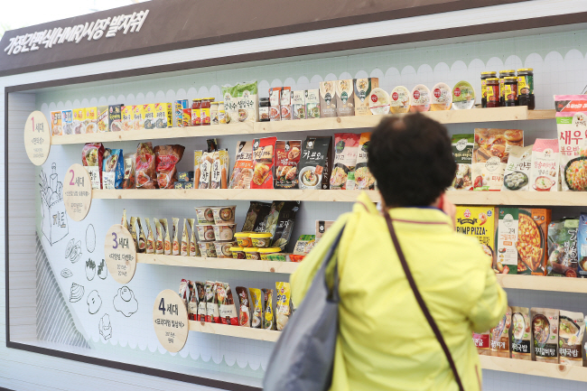 A worldwide trend of convenient cooking, and wide interest among foreigners on Korea’s ‘meokbang,’ or online eating broadcasts, may give rise to HMR as the new blue ocean for exports. (Yonhap)