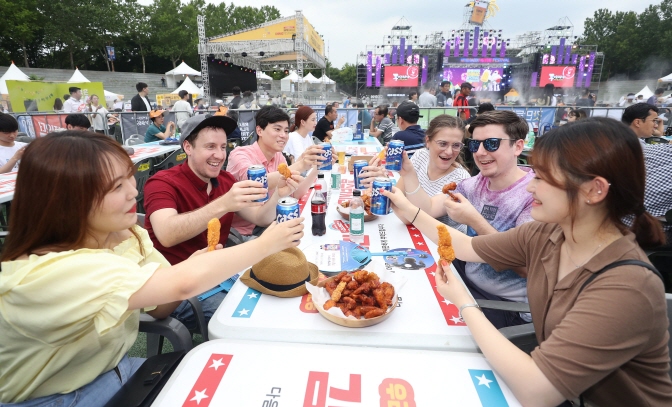 Daegu’s industrial foundation has led to the success of the Chimac (beer and chicken) Festival. (Yonhap)