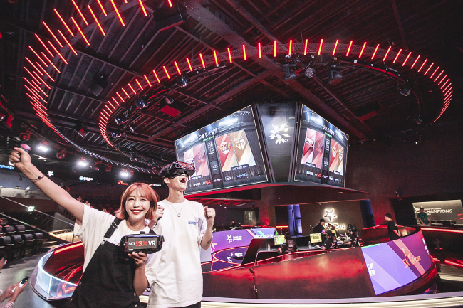 Models play an e-sports game using SK Telecom Co.'s 5G network in a game arena in Seoul on July 26, 2019. (image: SK Telecom)