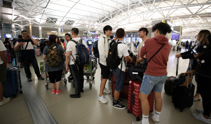 Passengers bound for Hong Kong are stranded at Incheon International Airport in Incheon, west of Seoul, on Aug. 12, 2019, after Hong Kong International Airport shut down its operations due to a pro-democracy protest. (Yonhap)