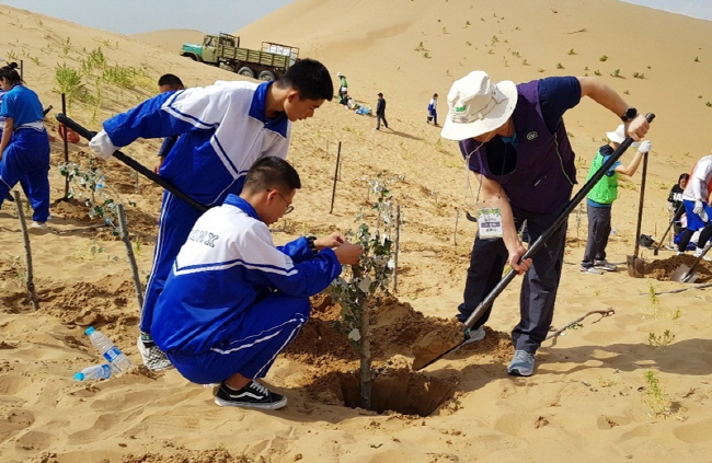 Convenience Store Operators Plant Trees in Kubuqi Desert