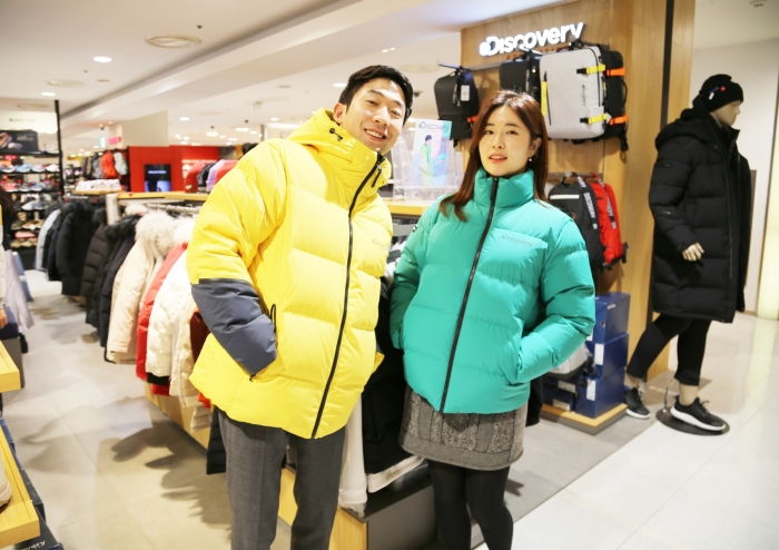 The popularity of short padded jackets is gaining momentum from the craze for newtro, which prefers styles that maximize volume. (image: Gwangju Shinsegae Co.)