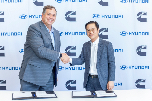 Hyundai Motor Vice President Kim Sae-hoon (R), head of the carmaker's fuel cell business, and Cummins Vice President Thad Ewald shake hands after signing a memorandum of understanding for collaboration on hydrogen fuel-cell technology. (image: Hyundai Motor)