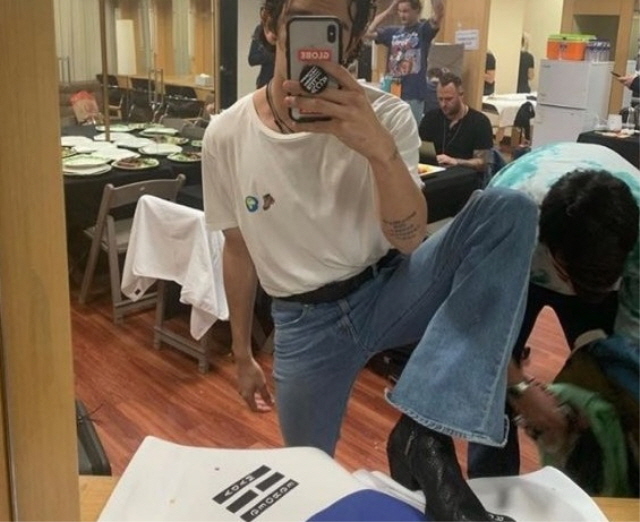 This photo, posted to the Instagram page of Matthew Healy, lead vocalist of the band The 1975, on Sept. 6, 2019, shows Healy with his foot on the South Korean national flag.  (Yonhap)
