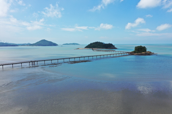 Pedestrian Bridge, Trail Improve Access to Sinan Mud Flats