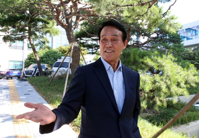 Former police detective Ha Seung-kyun speaks to reporters at the Gyeonggi Nambu Provincial Police Agency in Suwon, south of Seoul, on Sept. 19, 2019. (Yonhap)