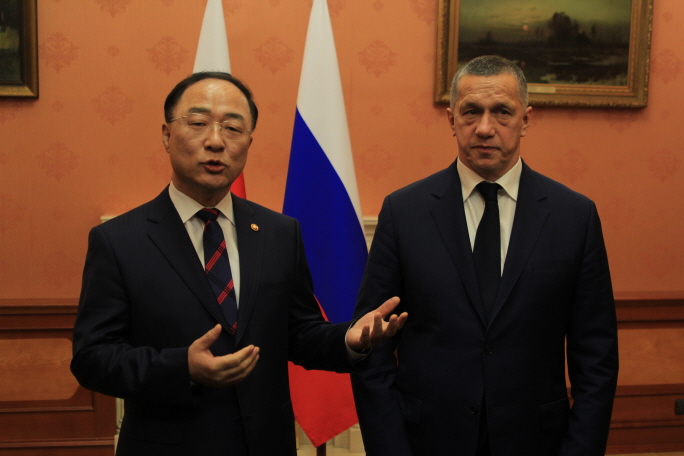 Hong Nam-ki (L), South Korea's deputy prime minister for economic affairs, and Russian Deputy Prime Minister Yury Trutnev hold a press conference after attending a meeting of the South Korea-Russia Joint Committee on Economic, Scientific and Technological Cooperation in Moscow on Sept. 24, 2019. (Yonhap)