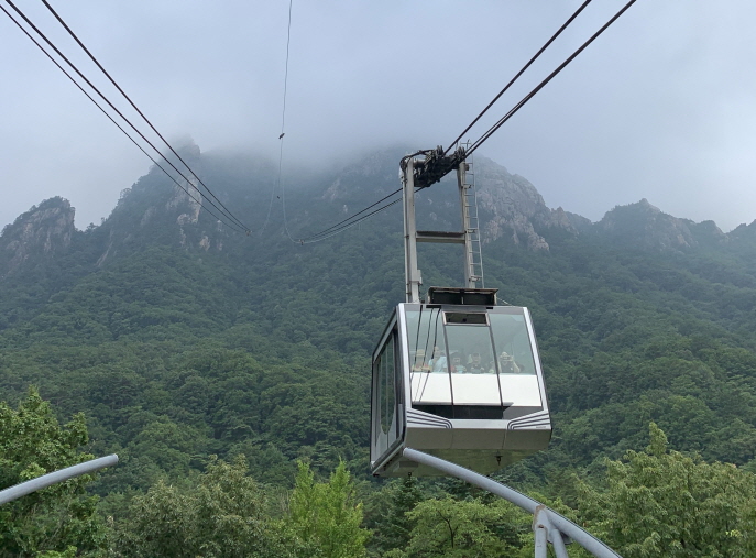 Visitors ride the cable car to Gwongeumseong at Mount Seorak National Park in Sokcho, 213 km east of Seoul. (Yonhap)