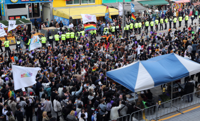 Children's participation in political rallies and demonstrations is seen as problematic. (Yonhap)