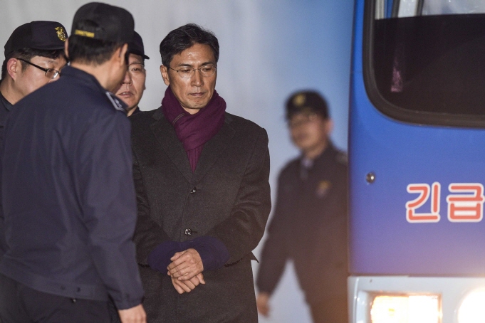 Ex-South Chungcheong Gov. An Hee-jung walks to a vehicle at the Seoul High Court following a ruling that sentenced him to 3 1/2 years in prison on Feb. 1, 2019. (Yonhap)