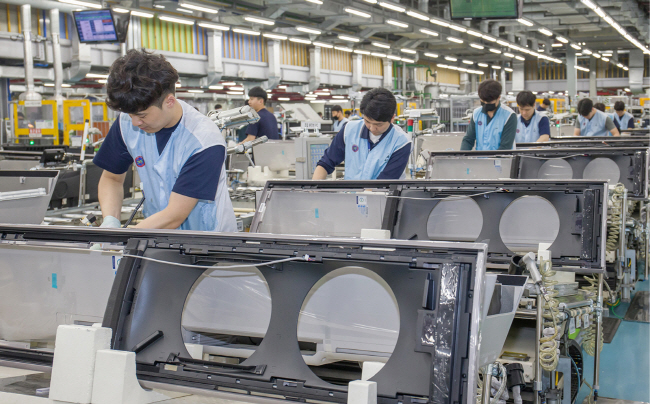 Workers at a Samsung Electronics production facility in Gwangju, 330 kilometers south of Seoul, are seen working to assemble air conditioners. (image: Samsung Electronics)