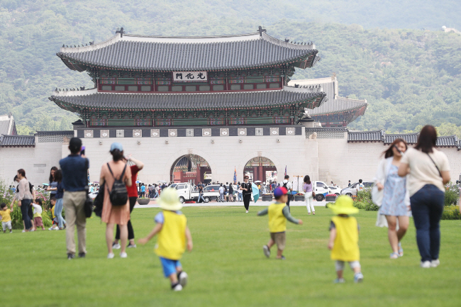 Children play at Gwanghwamun Square in central Seoul on July, 12, 2019. (Yonhap)
