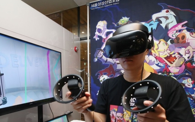 A visitor testing a virtual reality program on July 19, 2019, during the Seoul International Imagination Industry Conference & Forum held at Dongdaemun Design Plaza. (Yonhap)