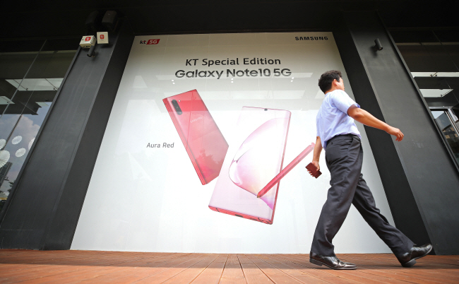 A pedestrian passes by Samsung Electronics Co.'s Galaxy Note 10 5G's advertisement in Seoul on Aug. 20, 2019. (Yonhap)
