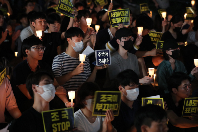 Seoul National University students hold a candlelight protest opposing Cho Kuk's appointment on Aug. 28, 2019. Cho, a law professor at the school, is a graduate himself. (Yonhap)