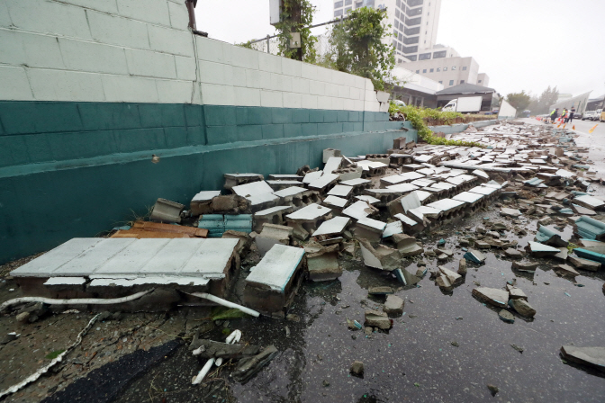 Debris from a collapsed wall are on the ground in a parking lot in Incheon, 40 kilometers west of Seoul, where a bus driver was crushed to death as Typhoon Lingling was passing through the area on Sept. 7, 2019. (Yonhap)