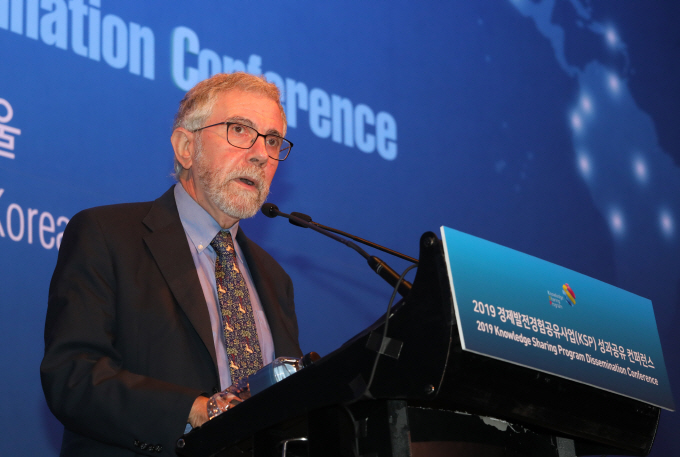 Nobel Prize-winning economist Paul Krugman speaks during the opening ceremony of a conference at a Seoul hotel on Sept. 9, 2019, to share the results of the Knowledge Sharing Program (KSP) projects. (Yonhap)