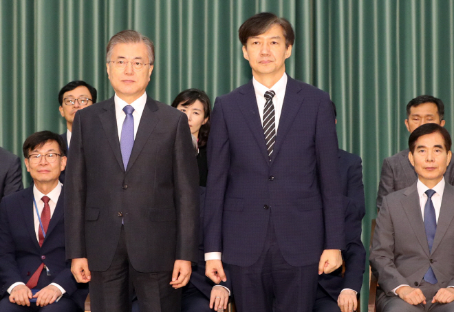 Justice Minister Cho Kuk (R) poses with President Moon Jae-in as he is being sworn in at Cheong Wa Dae in Seoul on Sept. 9, 2019. (Yonhap)