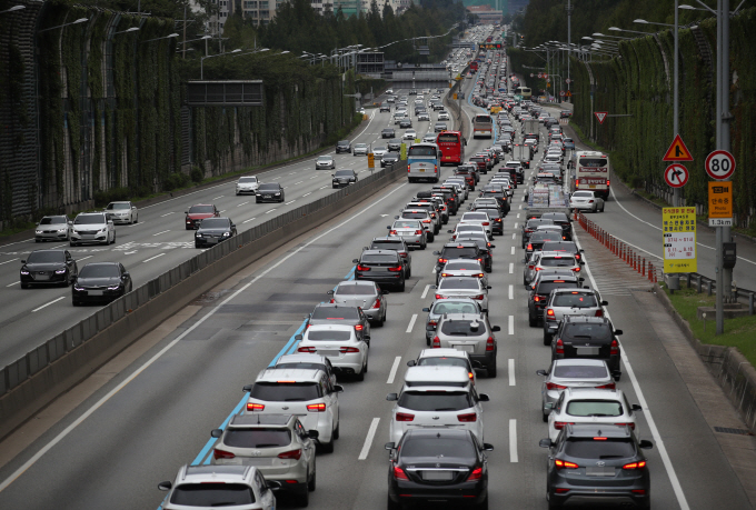 Traffic is backed up on the Gyeongbu Expressway on the first day of the Chuseok holiday on Sept. 12, 2019. (Yonhap)