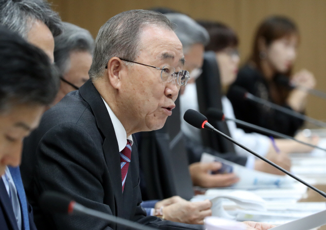 Ban Ki-moon, chair of the National Council on Climate and Air Quality, speaking at a meeting of the presidential climate body at its office in Seoul on Sept. 19, 2019. (Yonhap)