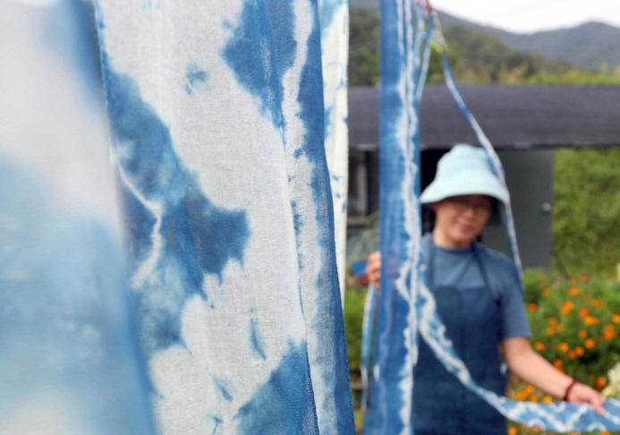 Natural Dyed Cloth Dances in the Autumn Breeze