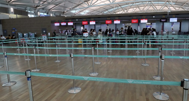 Quiet check-in counters for a flight to Japan at Incheon International Airport on Jul. 24, 2019 amid a spreading civic boycott campaign against tourism to Japan and Japanese goods. (Yonhap)