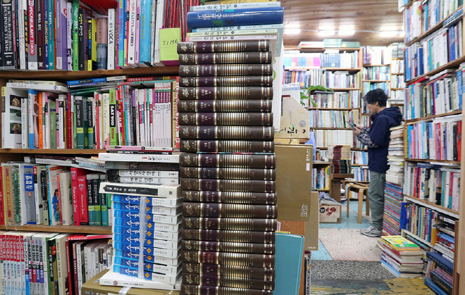 According to a government survey, 38.5 percent of those who purchased books used large bookstores, and 23.7 percent used online bookstores. Only 10.6 percent used small bookstores in their neighborhoods. (Yonhap)