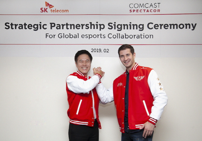 SK Telecom CEO Park Jung-Ho (L) and Comcast Spectacor President of Spectacor Gaming Tucker Roberts at Mobile World Congress in Barcelona upon the announcement of "T1 Entertainment & Sports," a global esports joint venture on Feb. 24, 2019. (image: SK Telecom)