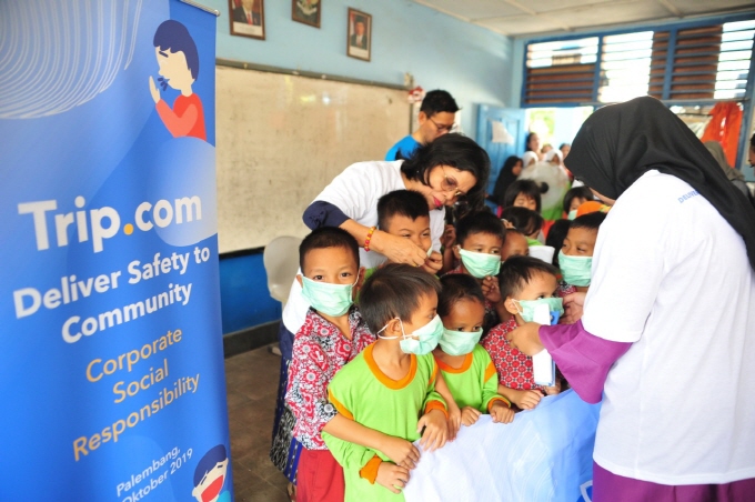 Trip.com Volunteers Educate Indonesian Students in Haze Hazard Prevention