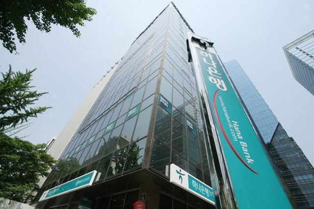 This undated photo shows KEB Hana Bank's headquarters building in central Seoul. (Yonhap)