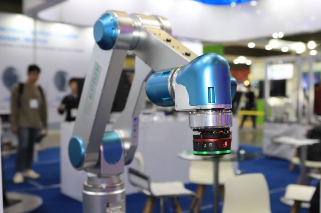 Korea Institute of Machinery and Materials' new robot-teaching device attached to the end of a robotic arm. (image: Korea Institute of Machinery and Materials)