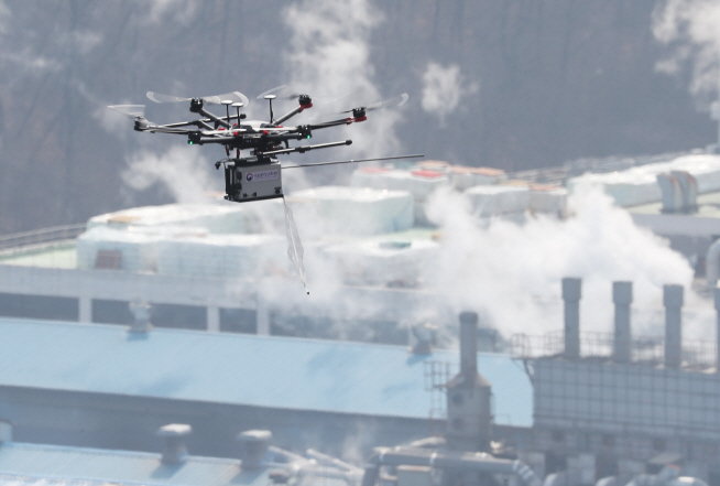 A drone flies to collect data on fine dust at an industrial complex in Ansan, south of Seoul, in this file photo taken March 21, 2019. (Yonhap)
