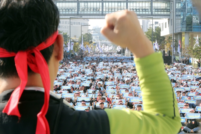 Unionized workers at KORAIL hold a rally in front of the finance ministry in Sejong on Oct. 11, 2019. (Yonhap)
