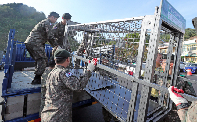 Traps to catch wild boars are sent to a military base in Hwacheon, Gangwon Province, on Oct. 16, 2019. (Yonhap)