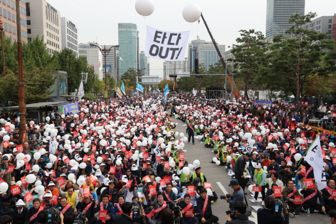 Taxi drivers call for the suspension of ride-hailing startup Tada's operations during a rally in front of the National Assembly in Seoul on Oct. 23, 2019. (Yonhap)