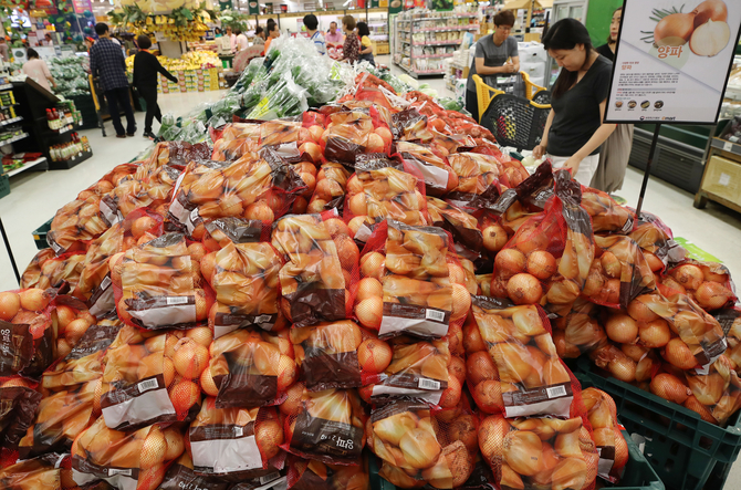 Onions at a discount store chain in Seoul. (Yonhap)