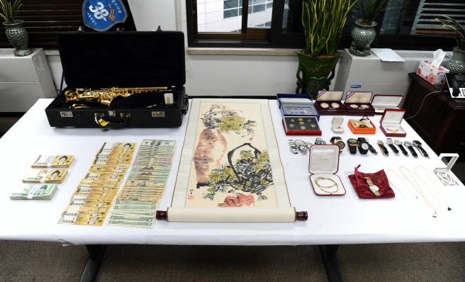 Luxury goods seized from tax dodgers are on display at Seoul Metropolitan Government's 38 Tax Collection Division. (image: Seoul Metropolitan Government)