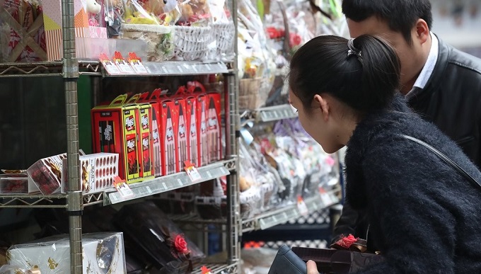 One of the things consumers feel strongly about every Pepero Day is that it is nothing but a commercial holiday. (Yonhap)