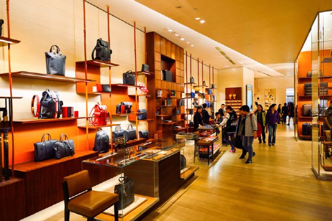 While South Koreans in their 30s and 40s still compose the majority of the luxury market, retailers and luxury brands are eyeing the new trend. (image: Korea Bizwire)